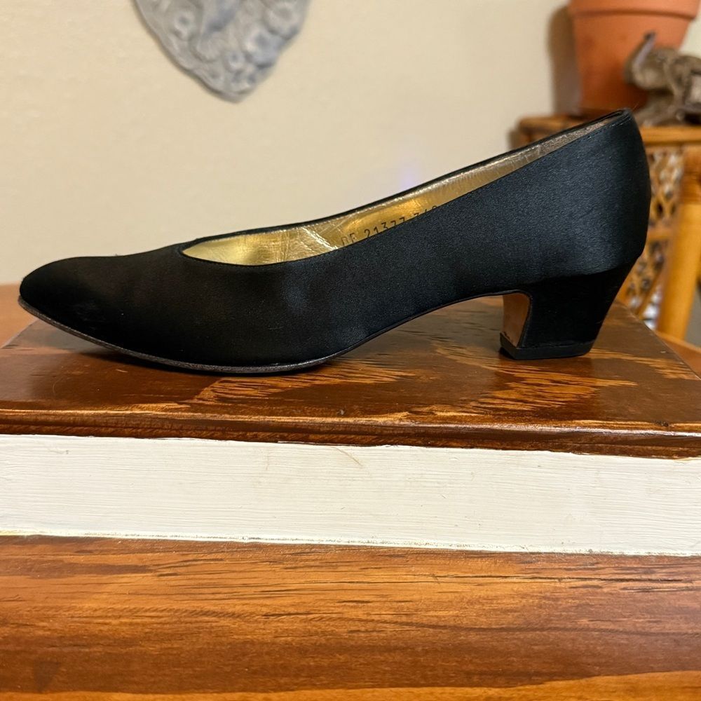 Vintage Salvatore Ferragamo Black Satin Heels Size 6.5 AA - Picture 4 of 11